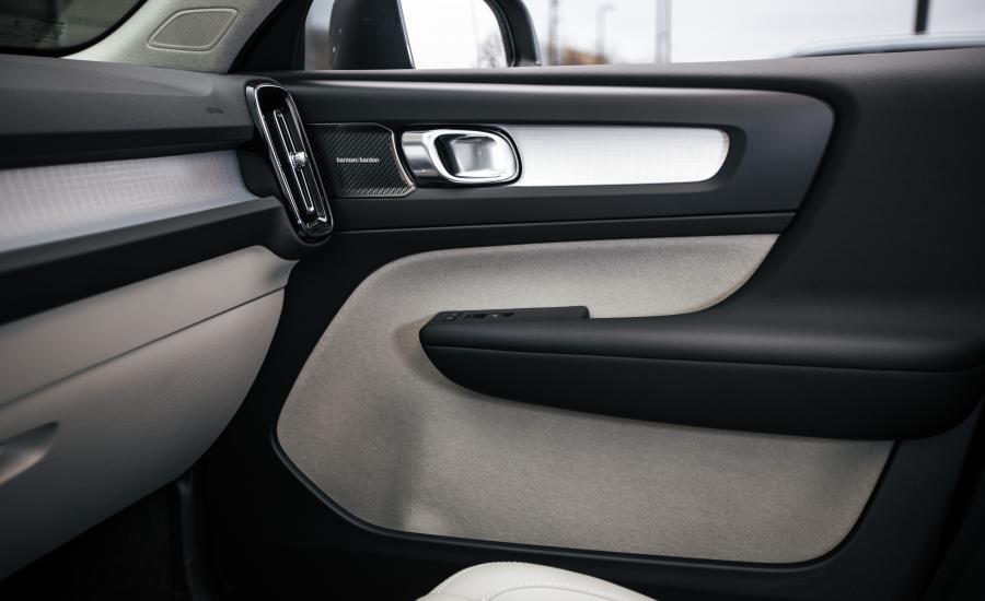 Детали интерьера Volvo XC40 T4 Momentum 2018 года  (NA) (фото 7 из 36)
